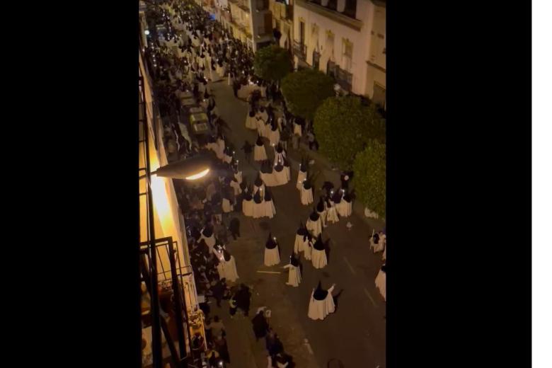 Un tramo de nazarenos de la Macarena perdía el orden a raíz de la explosión