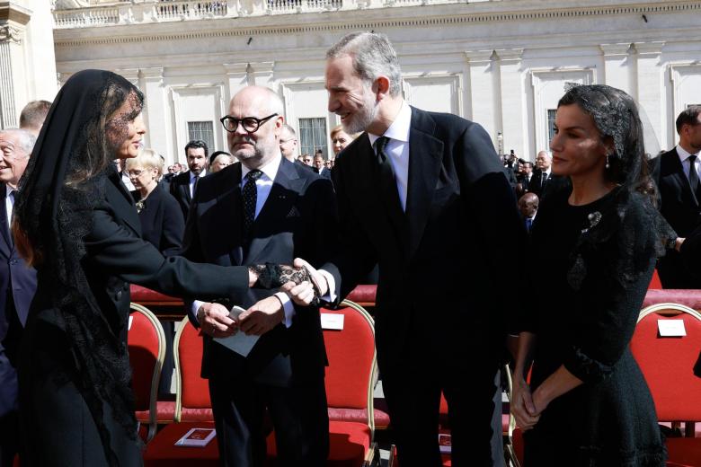 Los Reyes saludan a Melania Trump