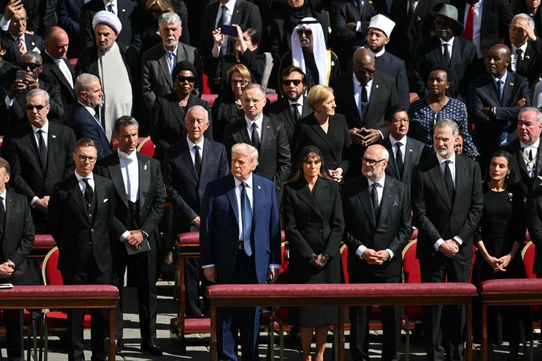 El presidente de Estados Unidos, Donald Trump (centro), y la primera dama, Melania Trump (centro/derecha), se encuentran junto a líderes como el presidente de Francia, Emmanuel Macron (izq.), y el presidente de Finlandia, Alexander Stubb (segunda izq.), mientras asisten a la ceremonia fúnebre del difunto Papa Francisco en la Plaza de San Pedro del Vaticano