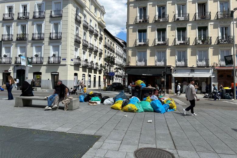 Calle Fuencarral llena de bolsas de basura que se acumulan por sexto día.