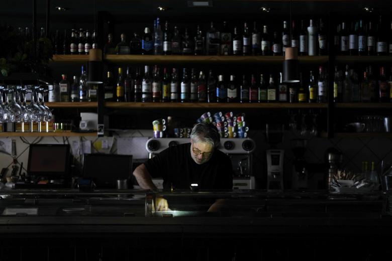 Un hombre en el interior de una tienda este lunes durante el apagón masivo del sistema eléctrico en Madrid