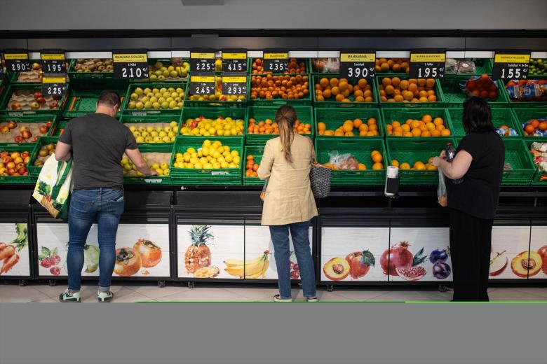 Varias personas realizan la compra en un supermercado tras el apagón eléctrico en Madrid.