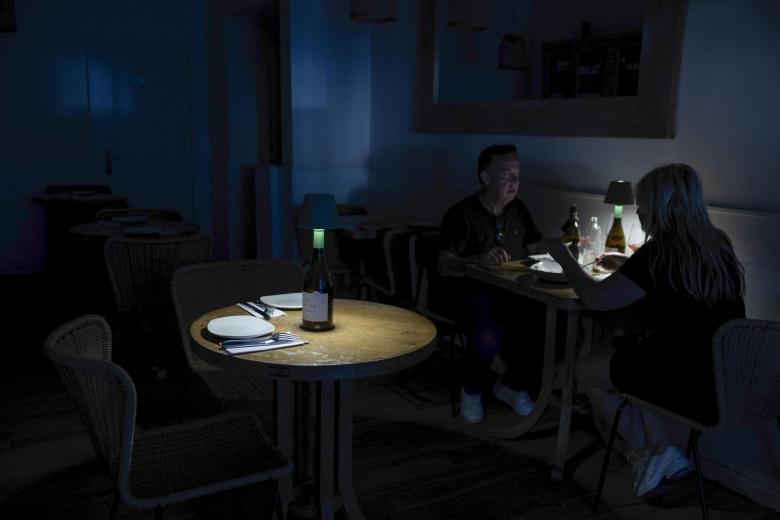 Una pareja cena en un restaurante del centro de Málaga durante el apagón.