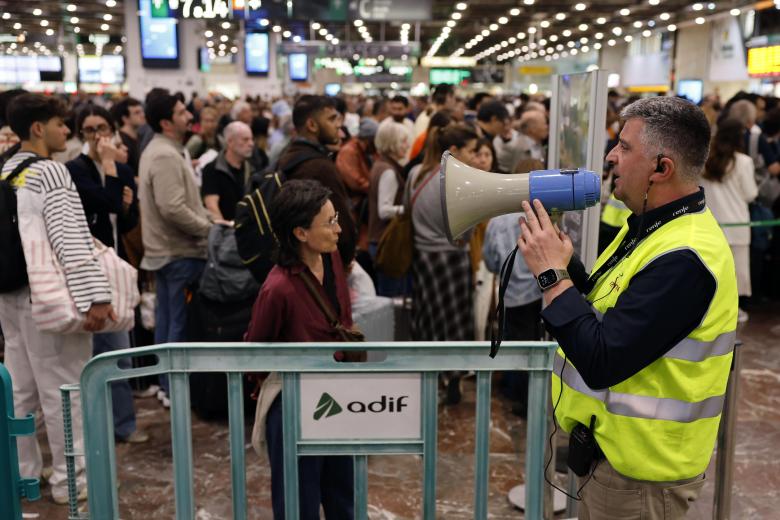 FOTODELDÍA GRAFCAT7684. BARCELONA, 29/04/2025.- Colas interminables y aglomeraciones de pasajeros desorientados con trenes cancelados o con mucho retraso son la escena que impera esta mañana en la Estación de Sants de Barcelona, que vive otra jornada de caos por problemas en todos los servicios ferroviarios derivados del apagón de ayer. EFE/Toni Albir