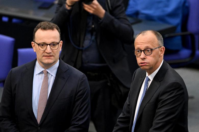 El canciller alemán Friedrich Merz resopla durante la sesión de hoy