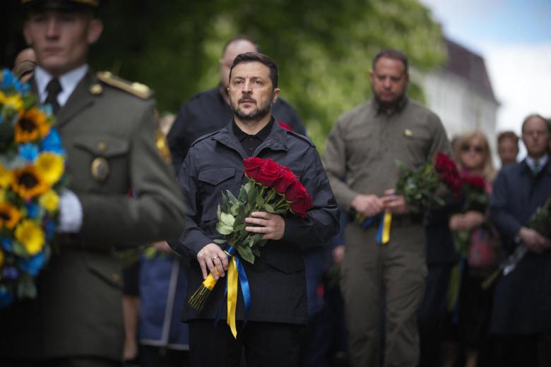al presidente ucraniano Volodymyr Zelensky asistiendo a una ceremonia en memoria de los caídos en la Segunda Guerra Mundial, en el marco del Día del Recuerdo y la Victoria sobre el Nazismo, que conmemora el 80.º aniversario del fin de la Segunda Guerra Mundial en Europa, en Kiev
