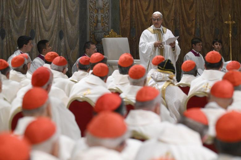 El Papa León XIV oficiando su primera misa