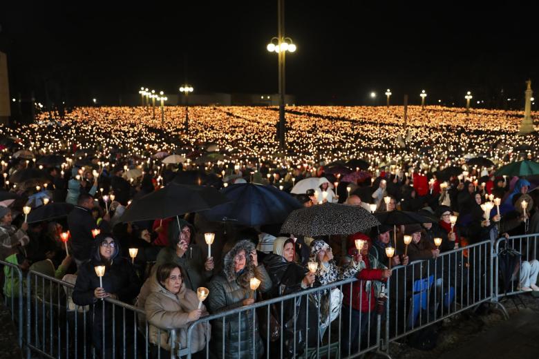 Peregrinos participan en la procesión de velas durante la ceremonia religiosa del Aniversario Internacional de Mayo de la Aparición de Nuestra Señora de Fátima en el Santuario de Fátima, Ourém, Portugal