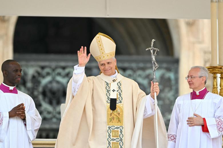 El Papa León XIV saluda tras pronunciar el Regina Caeli tras la Santa Misa de inicio de su Pontificado