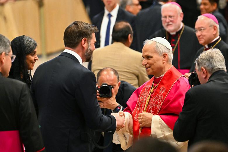 El Papa León XIV habla con el vicepresidente estadounidense J. D. Vance