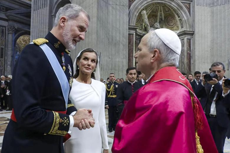 Los Reyes de España, Felipe VI y Letizia, conversan con el papa León XIV, tras finalizar la misa del inicio del pontificado este domingo en la plaza de San Pedro en el Vaticano