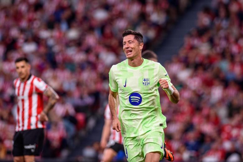 Robert Lewandowski celebra su segundo gol ante el Athletic de Bilbao