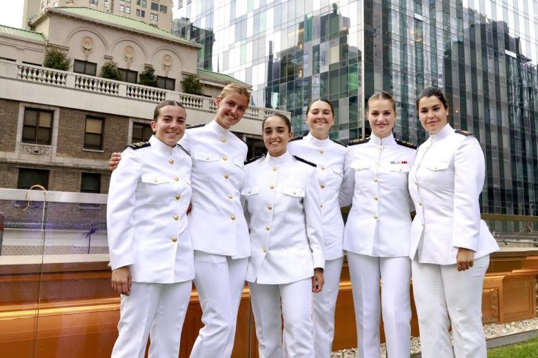 La princesa Leonor posa por primera vez con sus compañeras guardiamarinas