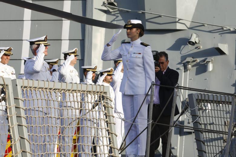 La princesa Leonor (c) se embarca este sábado en Las Palmas de Gran Canaria en la fragata Blas de Lezo