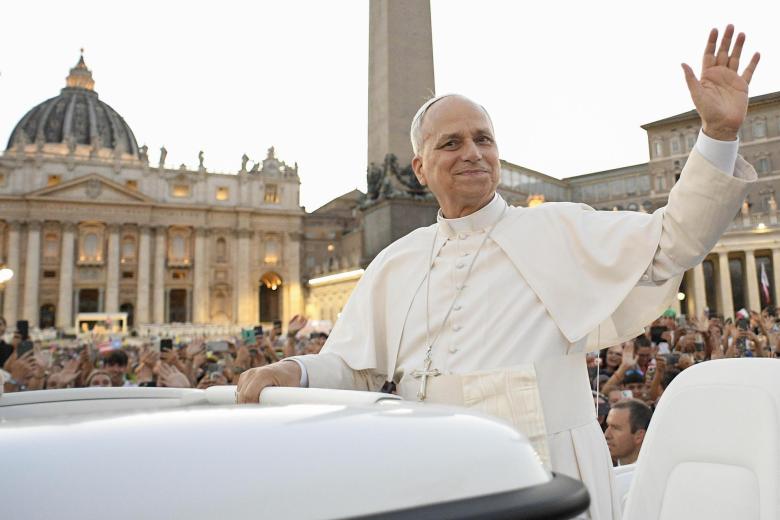 Al término del recorrido de más de 20 minutos, que comenzó de día y concluyó al caer la noche, con la plaza iluminada, el papa se dirigió hasta el altar para hablar a los jóvenes, que ondeaban banderas de España, Brasil, Colombia, Argentina o Canadá, entre otras muchas.