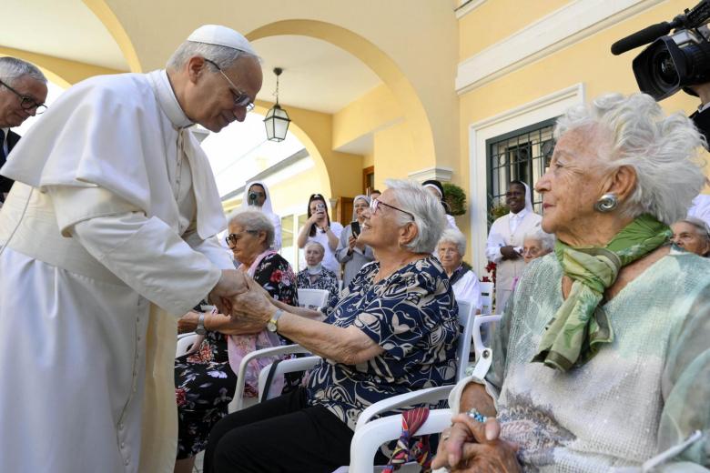 El Papa León XIV visita una casa de retiro para mujeres en Castel Gandolfo, Italia, el 21 de julio de 2025.
