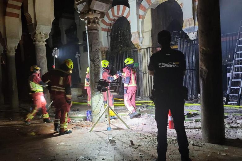 Bomberos de Córdoba tras finalizar las tareas de extinción en el interior de la Mezquita Catedral