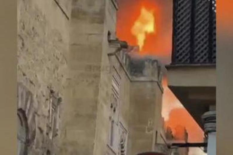 CÓRDOBA, 08/08/2025.- El incendio declarado este viernes en el interior de la Mezquita-Catedral de Córdoba, Patrimonio de la Humanidad, originado en una de las capillas y que se ha extendido hasta las cubiertas, ya está acotado y en proceso de extinción, según han informado a EFE fuentes del Cabildo Catedral. El fuego se habría originado sobre las 21:15 horas en una capilla ubicada en las naves de Almanzor y que se estaba utilizando como almacén de la maquinaria que se usa habitualmente en el templo, aunque se desconocen las causas que han originado las llamas. EFE/Captura de vídeo cedido por los usuarios de X Hugo Piña y Enrique Lancis SOLO USO EDITORIAL/SOLO DISPONIBLE PARA ILUSTRAR LA NOTICIA QUE ACOMPAÑA (CRÉDITO OBLIGATORIO)