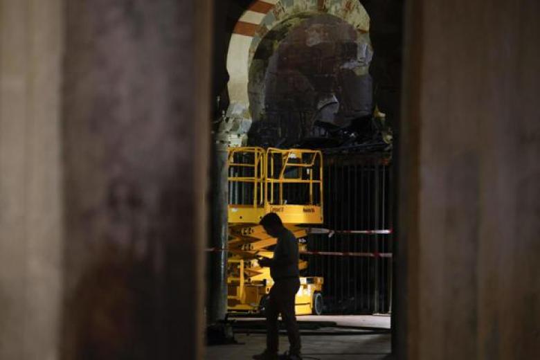 CÓRDOBA, 09/08/2025.- Trabajos en el interior de la mezquita-catedral después del incendio que en la noche del viernes afectó al templo. Una capilla colapsada, en la que se ha derrumbado el techo, y otras dos afectadas es el balance de daños que ocasionó el fuego. EFE/Salas