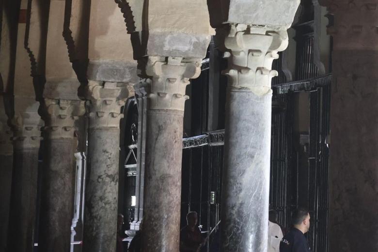 CÓRDOBA, 09/08/2025.- Trabajos en el interior de la mezquita-catedral después del incendio que en la noche del viernes afectó al templo. Una capilla colapsada, en la que se ha derrumbado el techo, y otras dos afectadas es el balance de daños que ocasionó el fuego. EFE/Salas