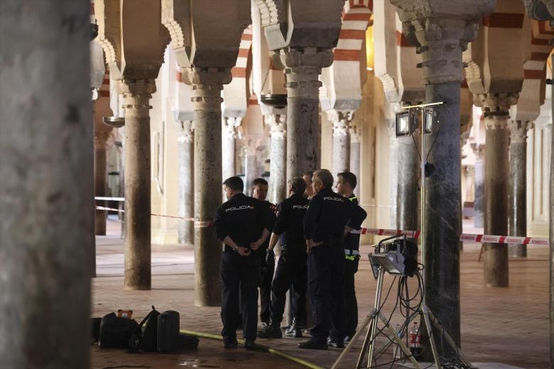 Interior de la Mezquita-Catedral de Córdoba afectado por el incendio ocurrido el pasado viernes, a 9 de agosto de 2025 en Córdoba (Andalucía, España). 
El Ministerio de Cultura ha reivindicado este sábado la activación de forma inmediata del Plan Nacional de Gestión del Riesgo y Emergencias en Patrimonio Cultural en el momento del incendio en la Mezquita-Catedral de Córdoba ocurrido el pasado viernes sobre las 21 horas. El monumento ha sufrido daños en unas bóvedas en la capilla "que han sido restauradas recientemente" con dimensión aproximada de 25 metros, según ha informado el deán de la catedral, Joaquín Alberto Nieva.

Madero Cubero / Europa Press
09/8/2025