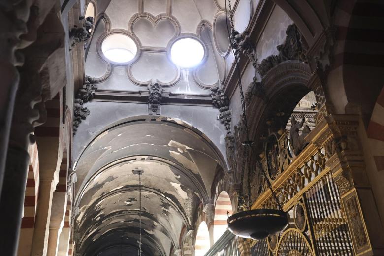 Interior de la Mezquita-Catedral de Córdoba afectado por el incendio ocurrido el pasado viernes, a 9 de agosto de 2025 en Córdoba (Andalucía, España). 
El Ministerio de Cultura ha reivindicado este sábado la activación de forma inmediata del Plan Nacional de Gestión del Riesgo y Emergencias en Patrimonio Cultural en el momento del incendio en la Mezquita-Catedral de Córdoba ocurrido el pasado viernes sobre las 21 horas. El monumento ha sufrido daños en unas bóvedas en la capilla "que han sido restauradas recientemente" con dimensión aproximada de 25 metros, según ha informado el deán de la catedral, Joaquín Alberto Nieva.

Madero Cubero / Europa Press
09/8/2025