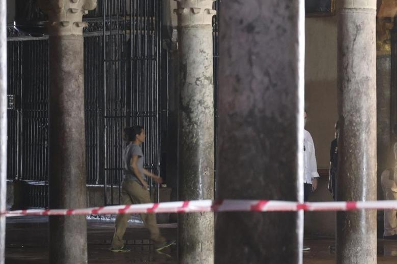 Interior de la Mezquita-Catedral de Córdoba afectado por el incendio ocurrido el pasado viernes, a 9 de agosto de 2025 en Córdoba (Andalucía, España). 
El Ministerio de Cultura ha reivindicado este sábado la activación de forma inmediata del Plan Nacional de Gestión del Riesgo y Emergencias en Patrimonio Cultural en el momento del incendio en la Mezquita-Catedral de Córdoba ocurrido el pasado viernes sobre las 21 horas. El monumento ha sufrido daños en unas bóvedas en la capilla "que han sido restauradas recientemente" con dimensión aproximada de 25 metros, según ha informado el deán de la catedral, Joaquín Alberto Nieva.

Madero Cubero / Europa Press
09/8/2025