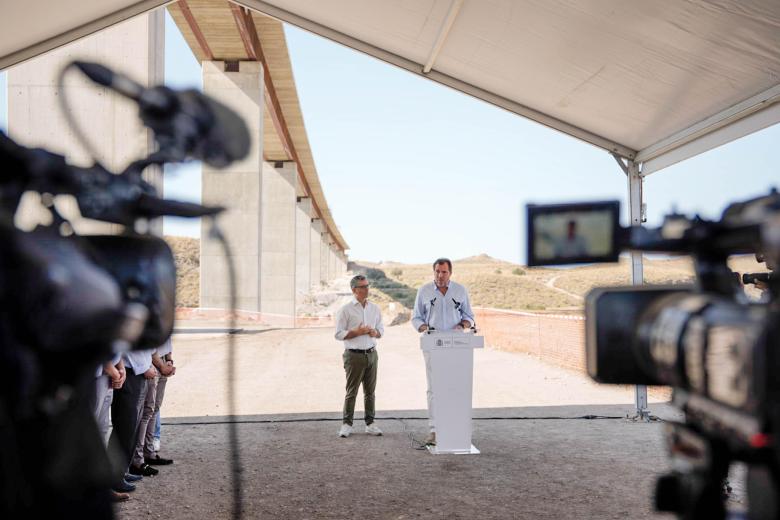 El ministro de Transportes y Movilidad Sostenible, Óscar Puente (d) junto al ministro de la Presidencia, Justicia y Relaciones con las Cortes, Félix Bolaños (i), interviene durante la visitaa a las obras del Viaducto de los Feos, conexión ferroviaria de la linea en Alta Velocidad entre Murcia y Almería. A 13 de agosto de 2025 en Almería (Andalucía, España). La construcción de la línea de alta velocidad (LAV) Murcia-Almería, es un eje estratégico del Corredor Mediterráneo que cuenta con una inversión de 3.500 millones de euros, la línea cuenta con 198 kilómetros (km) de longitud, 90 km de vías en la provincia de Murcia y 108 km en la de Almería.

Marian León / Europa Press
13/8/2025