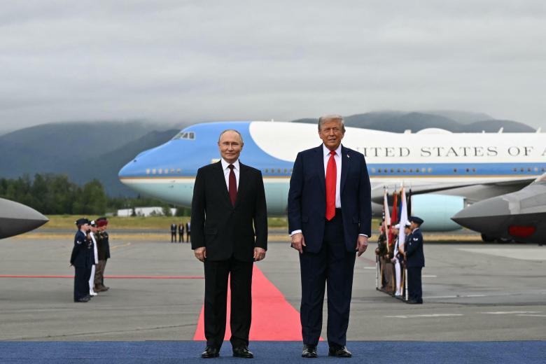 Vladimir Putin y Donald Trump en la base de la Fuerza Aérea de Elmendorf en Alaska