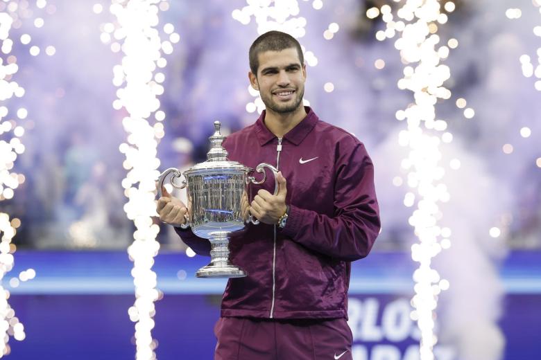 Carlos Alcaraz posa con el trofeo de campeón del US Open