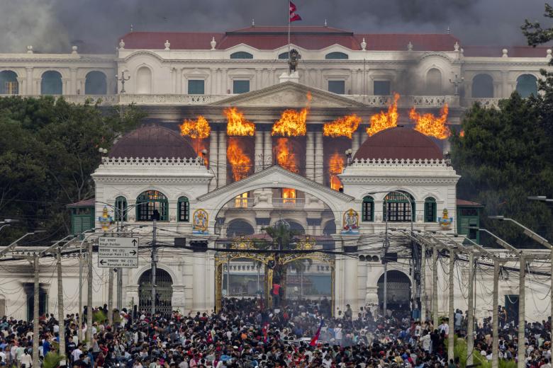 Kathmandu (Nepal), 09/09/2025.- Fire and smoke rise from the Singha Durbar palace, which houses government and parliament buildings, after protesters stormed the premises during violent demonstrations in Kathmandu, Nepal, 09 September 2025. At least 19 people were killed and dozens injured on 08 September during demonstrations against corruption and a government social media ban. (Protestas) EFE/EPA/NARENDRA SHRESTHA