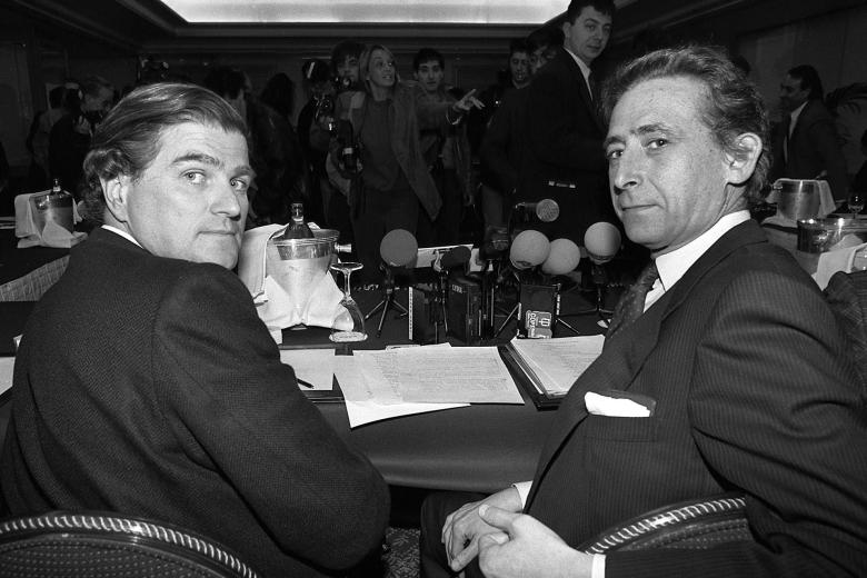 Alfonso Ussía, (dcha) y Ramón Calderón, (izda), candidatos a la presidencia y vicepresidencia del Real Madrid, respectivamente, durante la rueda de prensa de presentación de la declaración programática de su candidatura en 1991