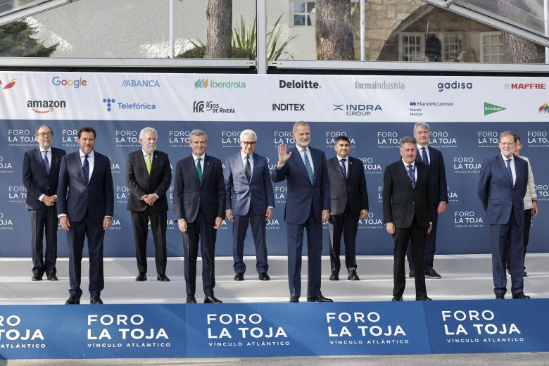 O GROVE (PONTEVEDRA), 02/10/2025.- El rey Felipe VI (d) es recibido por el presidente de la Xunta de Galicia, Alfonso Rueda, a su llegada a la inauguración del séptimo Foro La Toja-Vínculo Atlántico este jueves en O Grove (Pontevedra) que analizará el plan de paz para Gaza. EFE/ Lavandeira Jr.