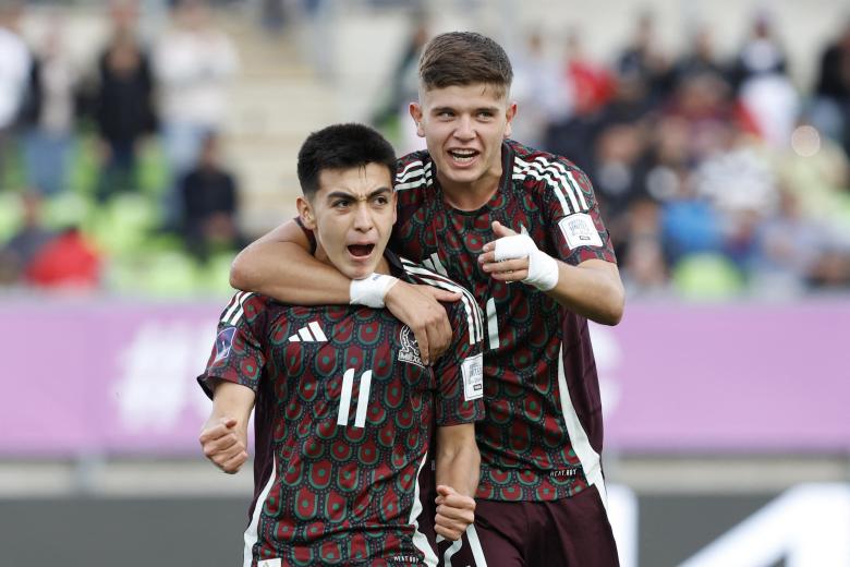 Gilberto Mora (primero en la foto) celebra un gol en el Mundial sub-20