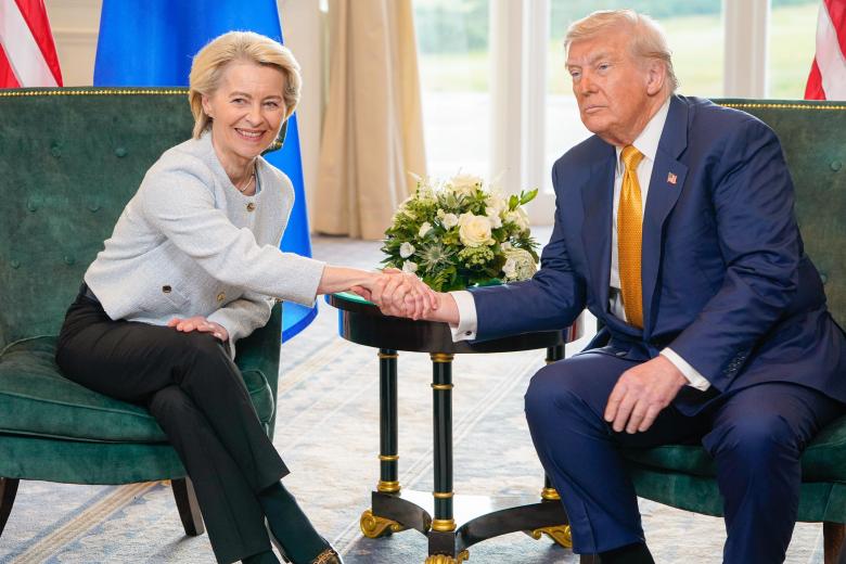 La presidenta de la Comisión Europea, Ursula von der Leyen, y el presidente de EE.UU., Donald Trump