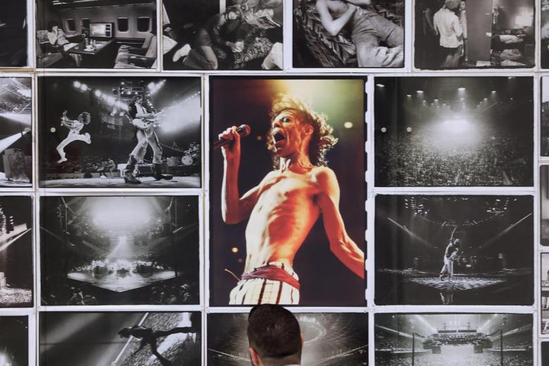 A CORUÑA, 21/11/25.- La fotógrafa Annie Leibovitz -autora de los retratos de los Reyes que cuelgan en el Banco de España- presenta 'Wonderland', la primera exposición retrospectiva de su obra que se realiza en España y la primera que la Fundación Marta Ortega Pérez (MOP) dedica a una mujer vinculada al mundo de la moda. EFE/Cabalar