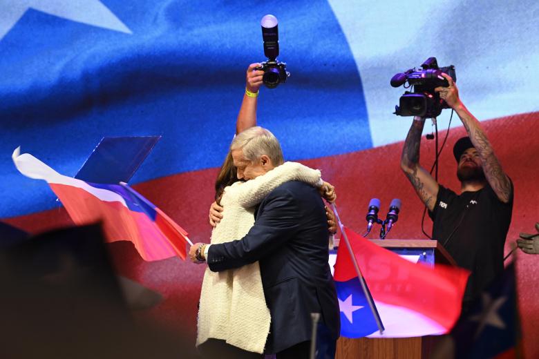 José Antonio Kast abraza a su mujer tras resultar electo presidente de Chile