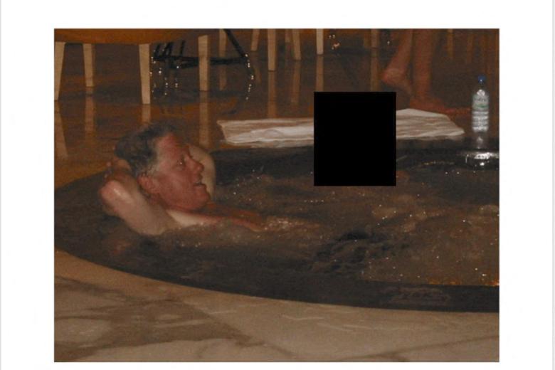 Esta imagen, sin fecha ni ubicación, muestra al expresidente Bill Clinton en un jacuzzi