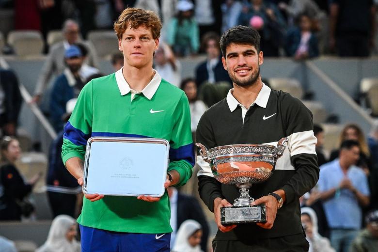 (Foto de ARCHIVO)
Jannik SINNER of Italy and Carlos ALCARAZ of Spain celebrate with the trophies during the fifteenth day of the Roland-Garros 2025, French Open, Grand Slam tennis tournament on 08 June 2025 at Roland-Garros stadium in Paris, France - Photo Matthieu Mirville / DPPI

Matthieu Mirville / DPPI / AFP7 / Europa Press
08/6/2025 ONLY FOR USE IN SPAIN