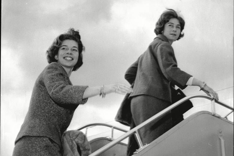 La Princesa Sofía de Grecia y su hermana Irene, a bordo de un avión comercial en 1961