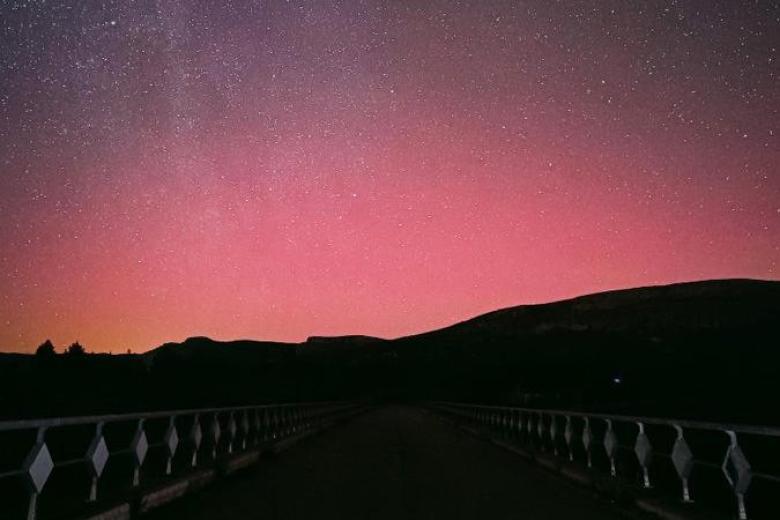 Aurora boreal captada junto al Embalse de La Risca, en la Región de Murcia
