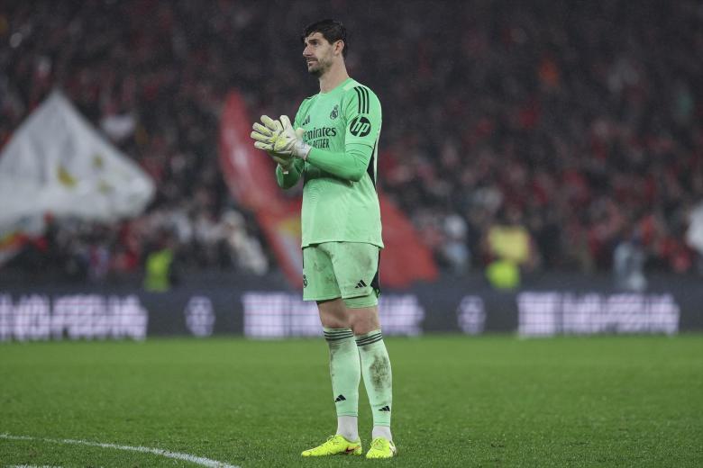 Thibaut Courtois of Real Madrid CF greeting the fans during the UEFA Champions League 2025/26 League Phase MD8 match between SL Benfica and Real Madrid C.F. at Estadio do Sport Lisboa e Benfica on January 28, 2026 in Lisbon, Portugal.

Irina R. Hipolito / AFP7 / Europa Press
28/1/2026 ONLY FOR USE IN SPAIN