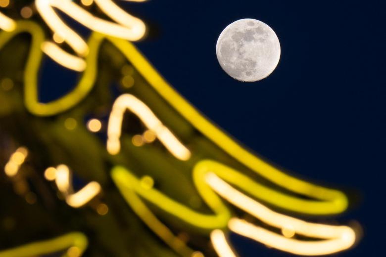 La Luna de Nieve, la segunda luna llena de 2026, se ve en el cielo de Varsovia