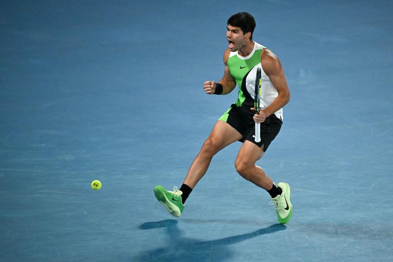Carlos Alcaraz festeja el break conseguido ante Djokovic en el tercer set