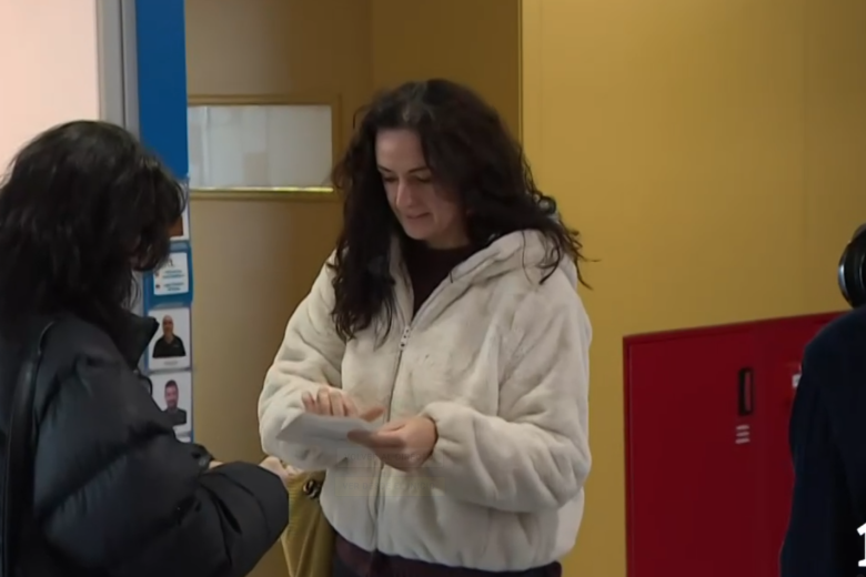 Marta Abengochea, la candidata de IU-Movimienmto Sumar en Aragón, acude a votar