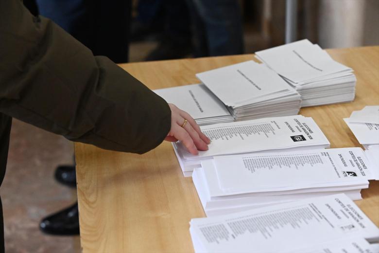Aragoneses votan en un colegio electoral, a 8 de febrero de 2026, en Zaragoza, Aragón (España)