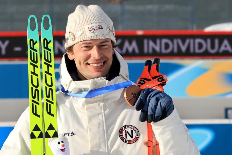 El noruego Sturla Holm Laegreid de Noruega durante la ceremonia de entrega de medallas de los 20 km individuales masculinos de biatlón en los Juegos Olímpicos de Invierno Milán-Cortina 2026