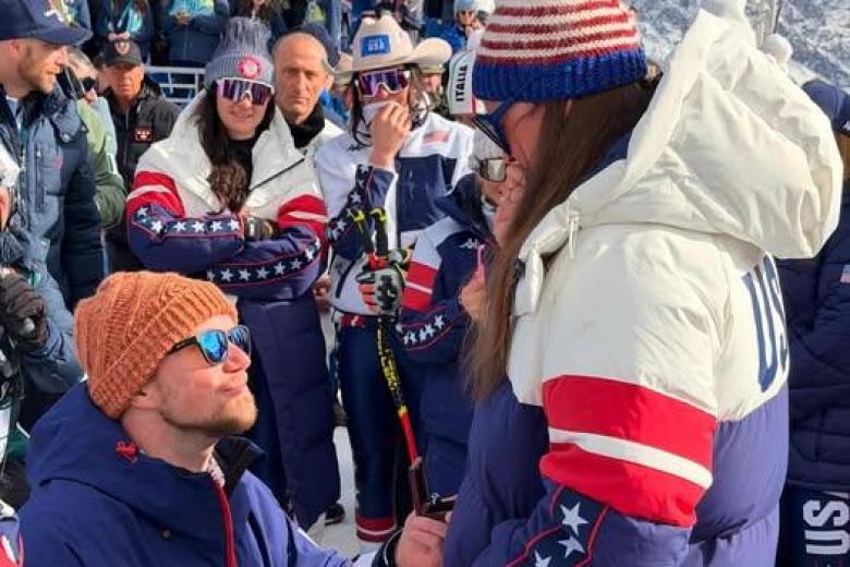 La esquiadora estadounidense Breezy Johnson ganó el descenso femenino de los Juegos y cinco días después, al término de un supergigante en el que abandonó, recibió un metal que le hizo tanta ilusión como la medalla: un anillo de compromiso. Su novio Connor se arrodilló en plena pista en Cortina d'Ampezzo y le pidió matrimonio, cumpliendo así el sueño de Breezy, que ya le había dicho que le encantaría que hiciera ese gesto en plenos Juegos Olímpicos.