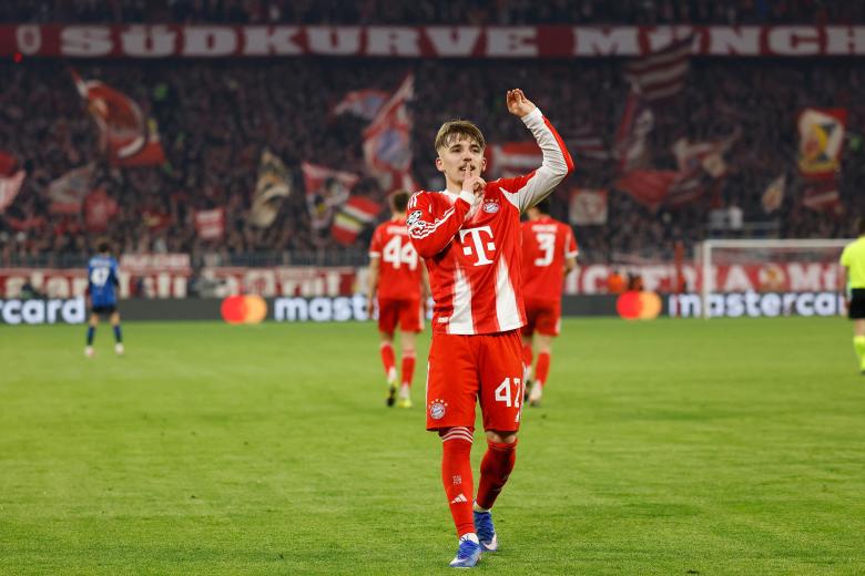 Lennart Karl celebra uno de los goles del Bayern ante la Atalanta