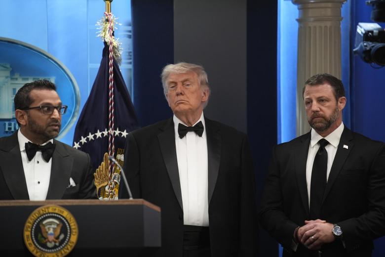 Donald Trump compareció ante los medios tranquilo, en compañía de los responsables del Servicio Secreto, además del secretario de Estado, Marco Rubio y el y secretario de Guerra de Estados Unidos, Pete Hegseth.
